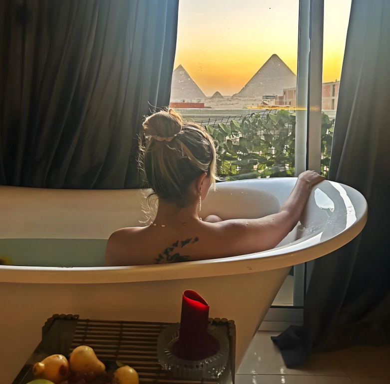 Plaza Pyramids View Inn