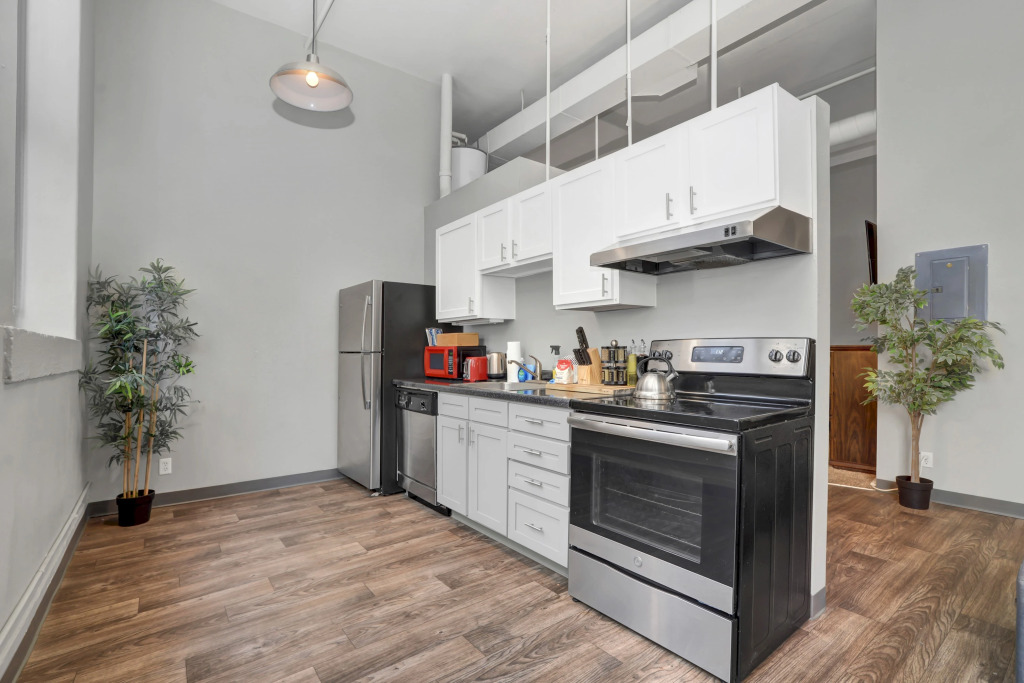 Comfortable 1BR Apt in historic Downtown building