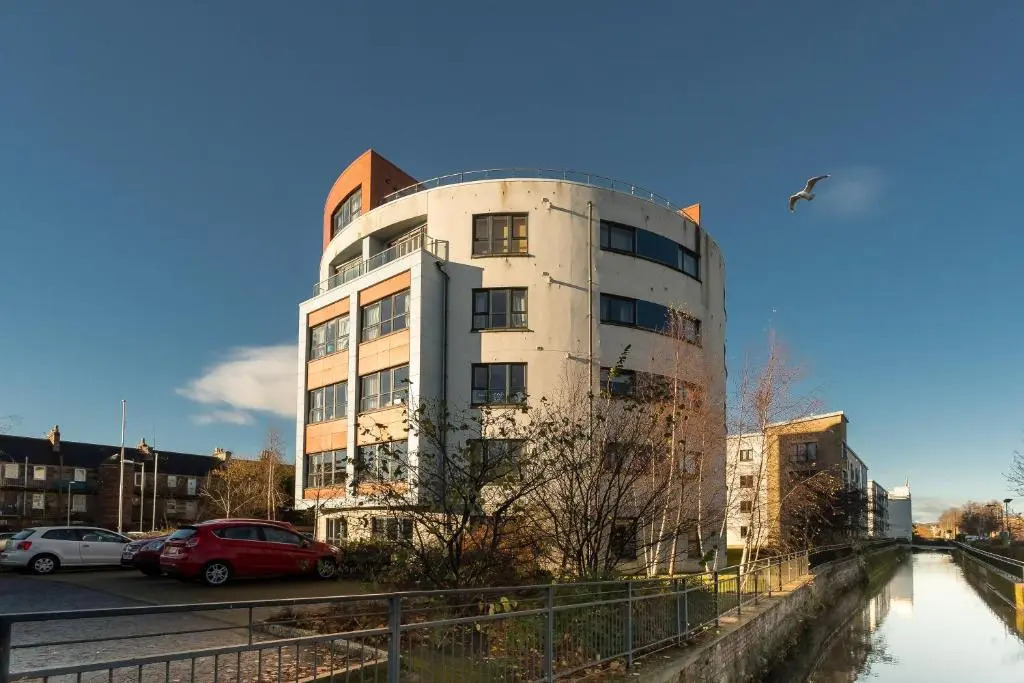 THE BROCH, Ground Floor City Centre Apartment, sleeps 6
