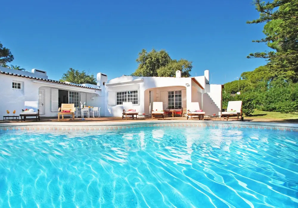 Villa AlGharif - com Piscina Aquecível, Jardim e BBQ em Albufeira