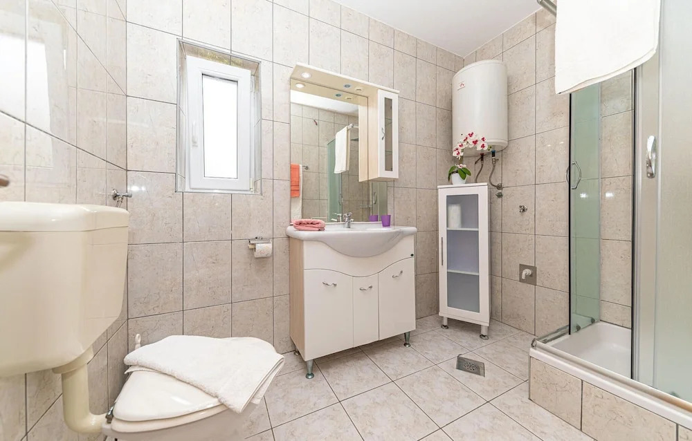 Amazing Apartment in Okrug Gornji With 2 Bedrooms and Wifi