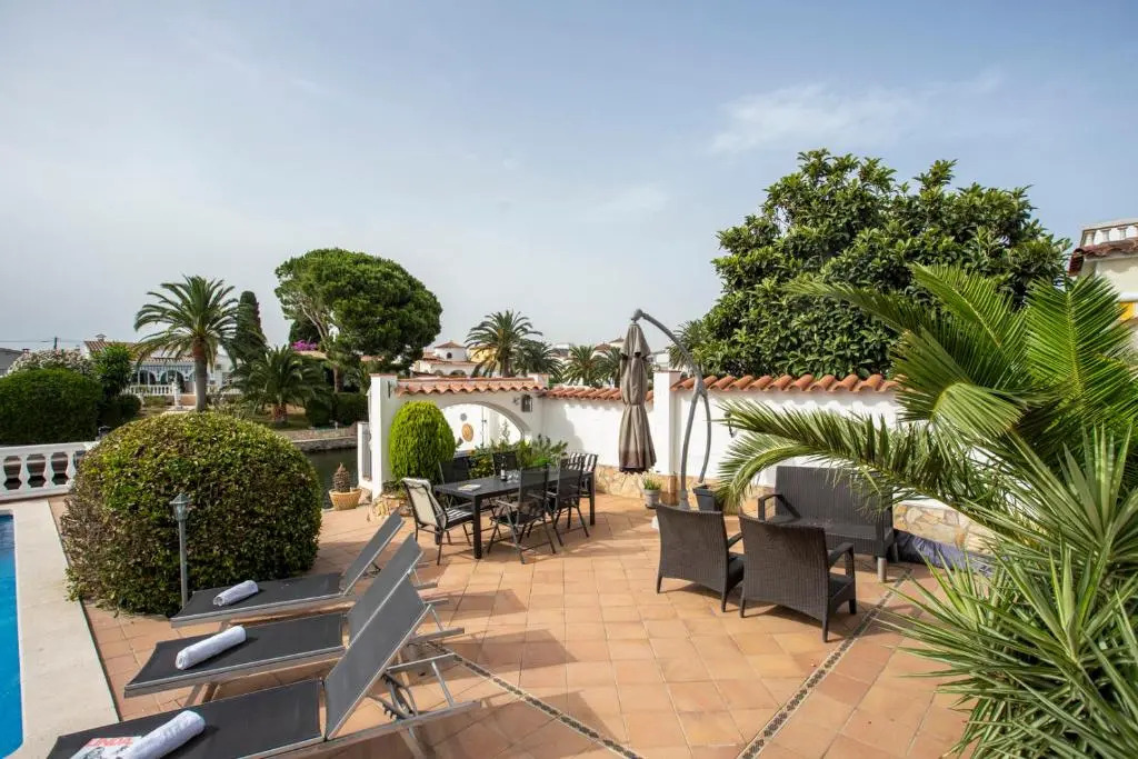 2011 Casa de planta baja con piscina y amarre