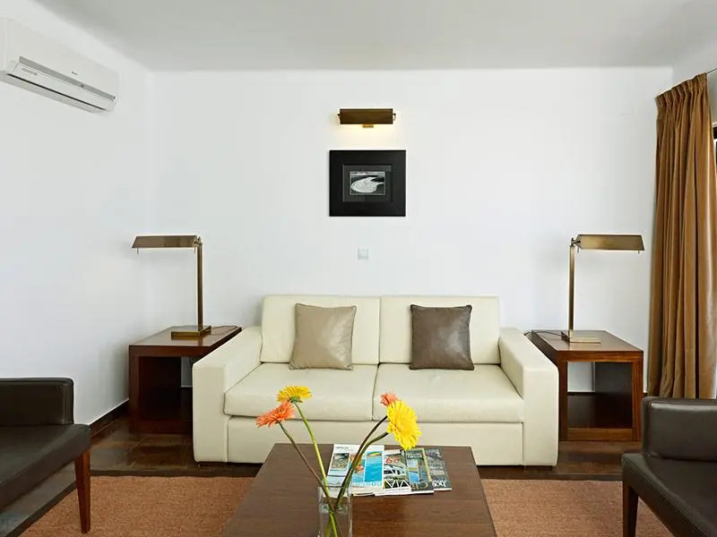 Luxury Villa Heated Pool, walk to São Rafael Beach, Albufeira
