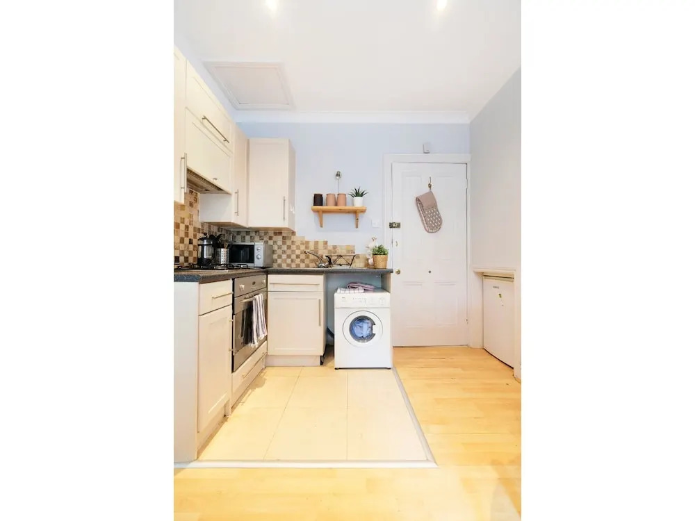 Modern 2 BR Flat in Bedford Park