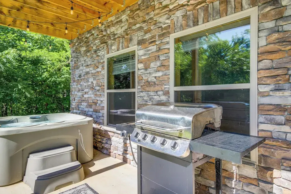 Hot Tub + Pool Table: 3-story Gatlinburg Cabin!