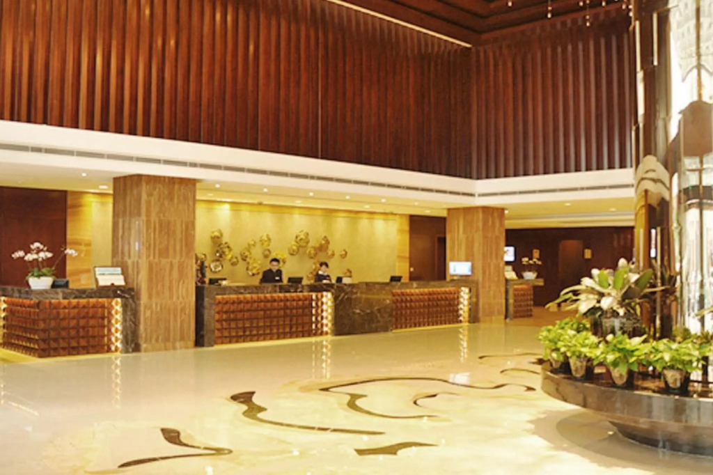 Golden Eagle Summit Hotel