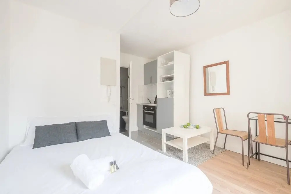 Studio With a Courtyard Place Gambetta