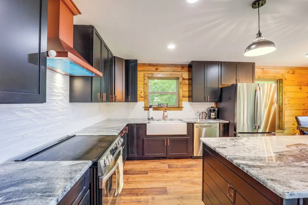 Mountain-view Fleetwood Retreat w/ Deck & Grill