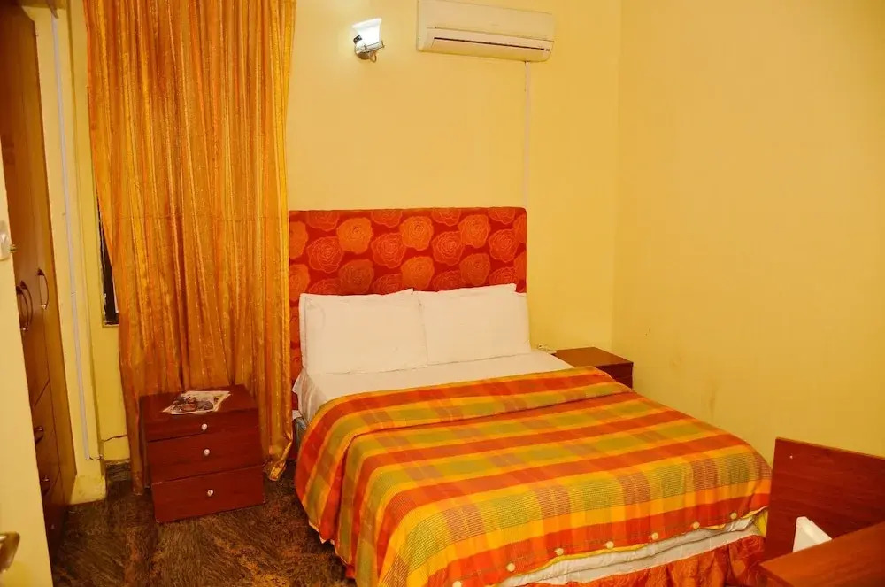 Yanna Lodge