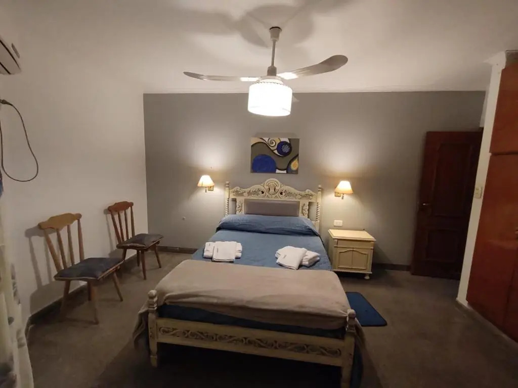 casa p/4 personas sobre av. roca con cochera
