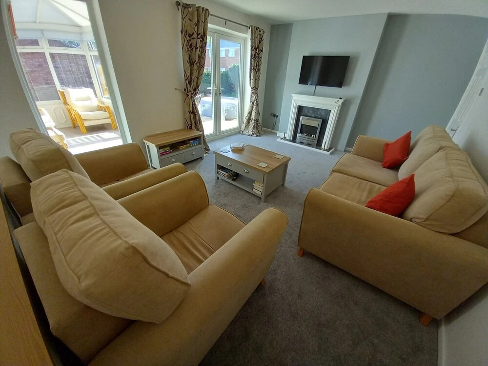 Leominster 3 Bedroom House, Parking Garden Private