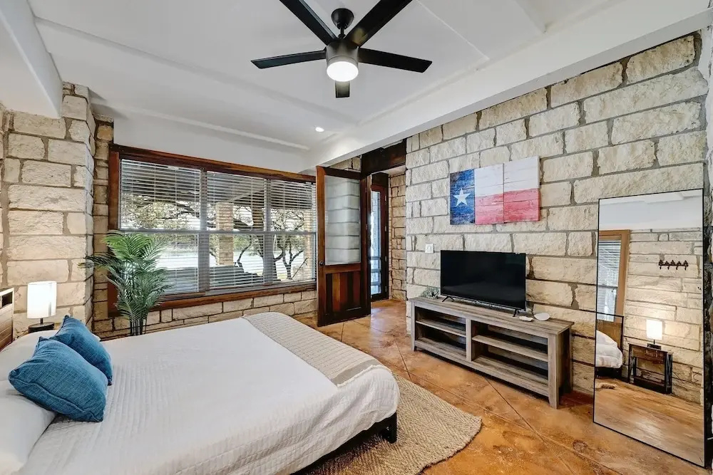 Luxury Lakefront Escape on Lake Travis