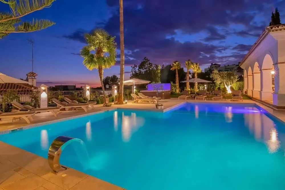 Super Villa Near Beach with Heated Pool