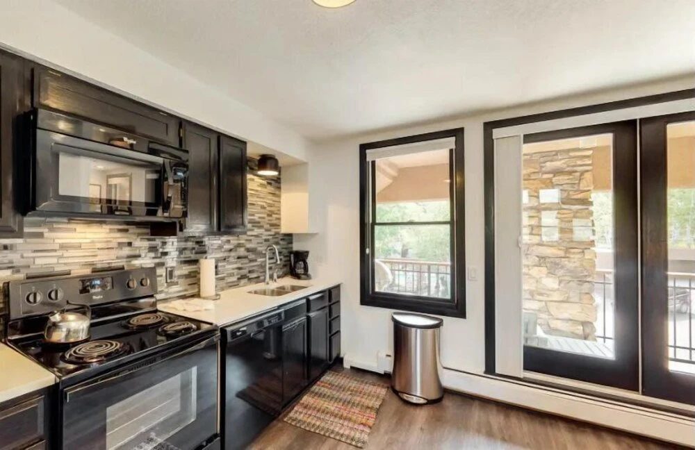 Premier Ski in, Ski-out 1 Bedroom Condo With Spectacular Views, Heated Outdoor Pool and Hot Tub, Short Walk to Village