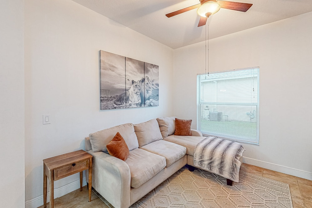 Sunlit Serenity Oasis House in Kissimmee With Private Pool, Pool Table, Tennis