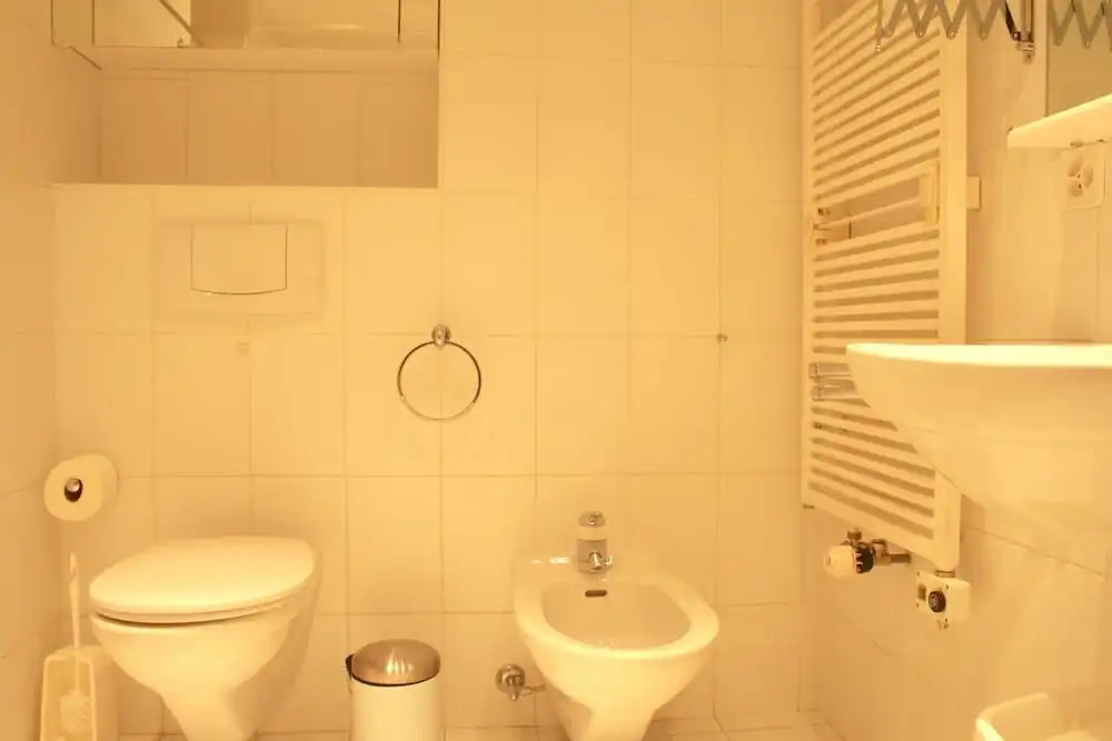 Spacious & Central - Rainbow B