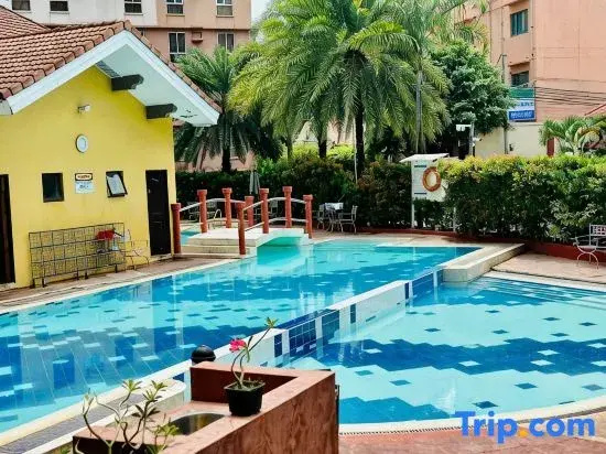 Near Manila Airport, "Hotel Style" Studio Condo With Kitchen + Pool, 5G