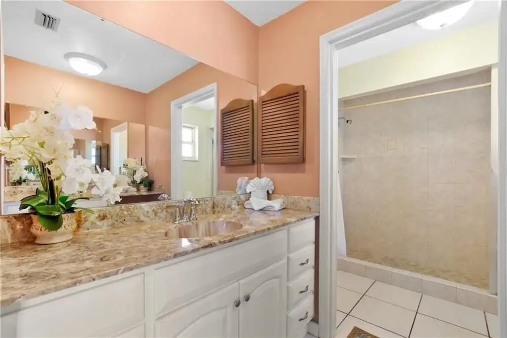 Sea Breeze 401 New! Amazing Beach Front/walk to John's Pass!