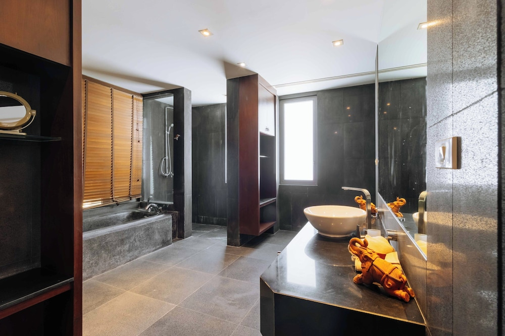 Seaview Own Pool Full-Time Maid V302