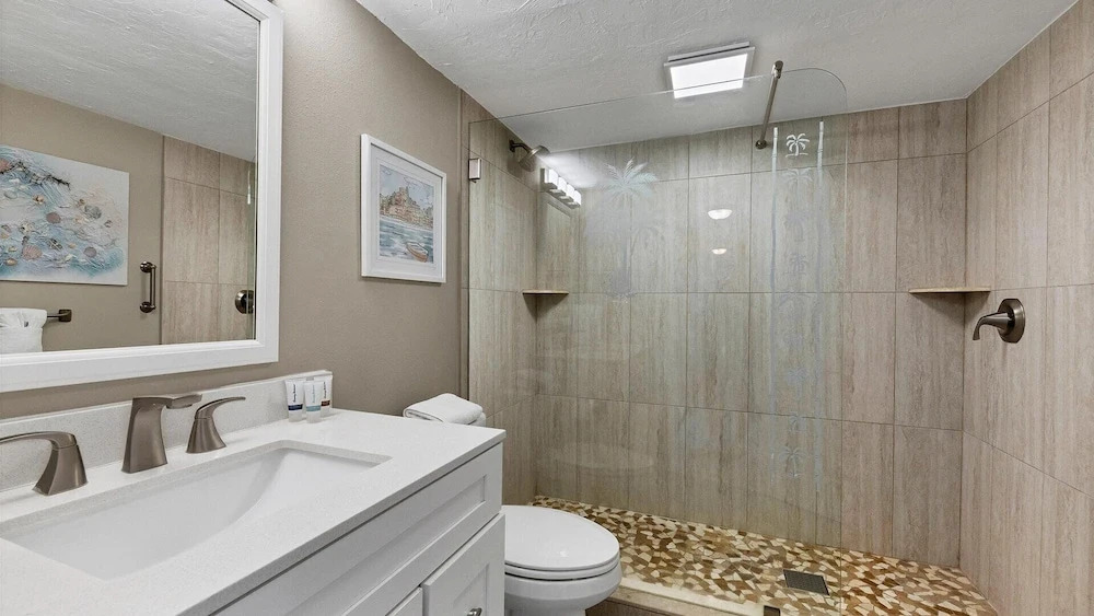 Anchorage Resort 3 Bedroom Luxury Condo w Balcony, Pool Table, Near Beach 0891