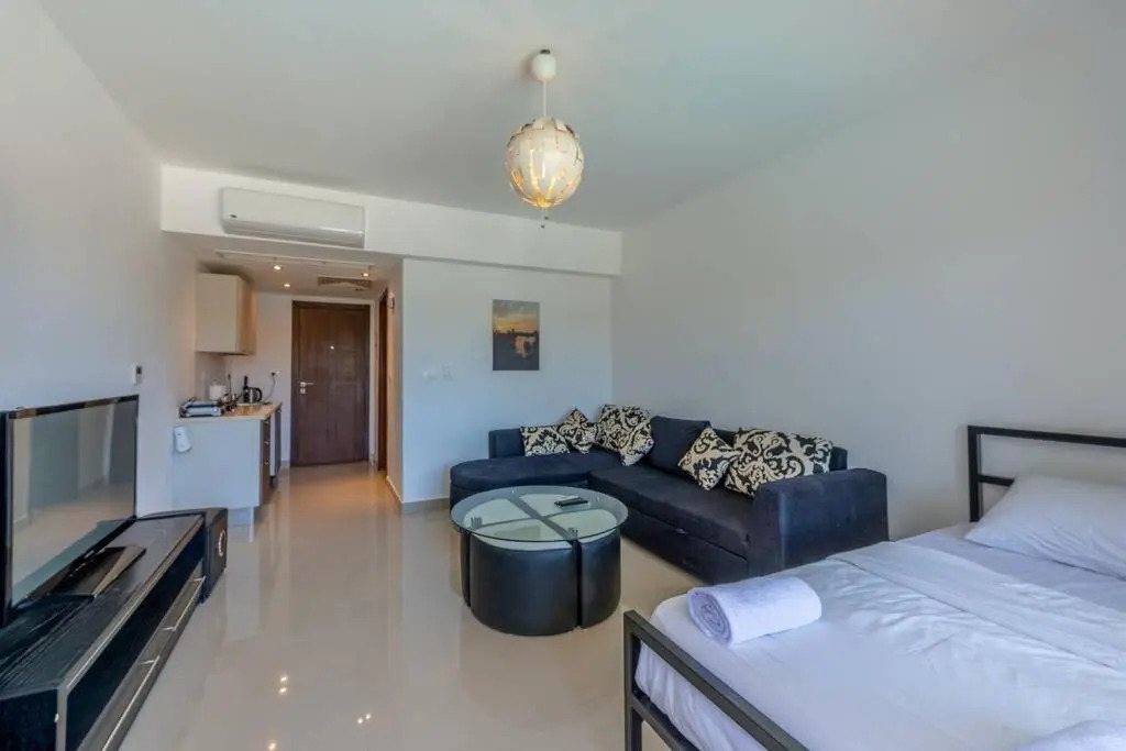 Cozy studio in GCribs with pool - Golden Apartments