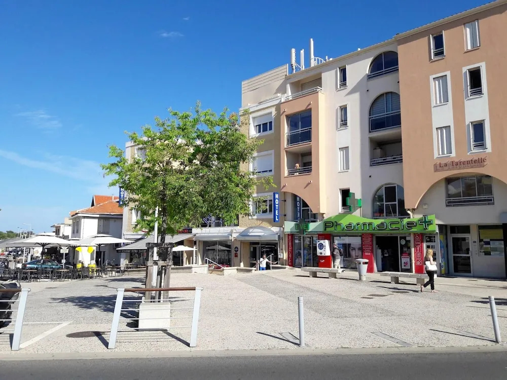 Studio In Sete With Wonderful Sea View Shared Pool Enclosed Garden 200 M From The Beach