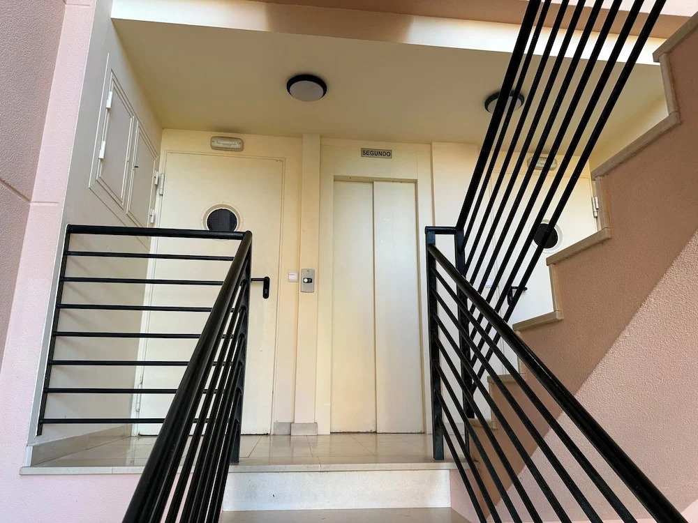 2 Bed Apt Sleeps 4 - Two TVs - Free Parking
