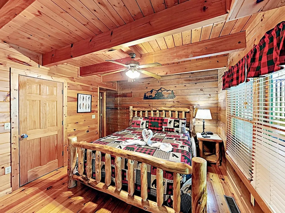 Updated Parkway Retreat W/ Hot Tub & Game Room 3 Bedroom Cabin