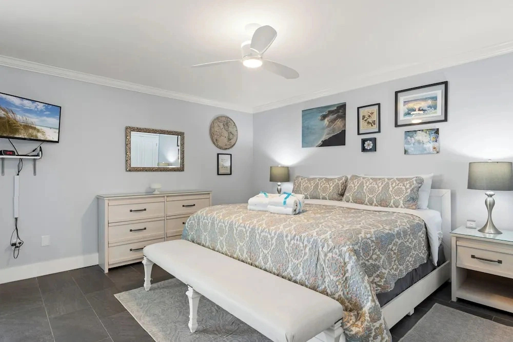 Escape to Beachfront Paradise: 2br/2ba Condo on the Gulf, Sleeps 8