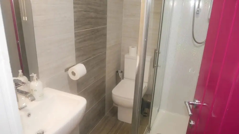 NEW Sleek 6BD Kensington Home Close to City