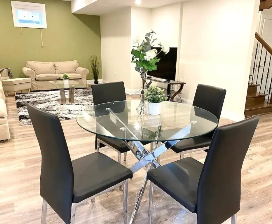 Brand New Basement Apt next to Beach & Go Train