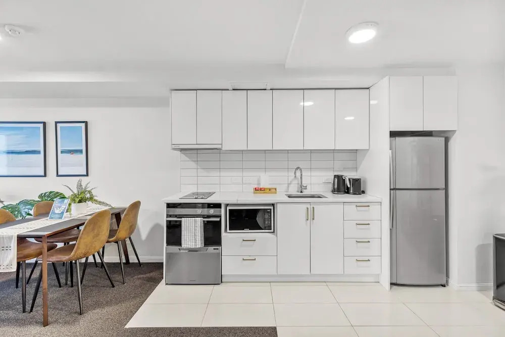 2BR Apt with Parking in Prime Spot Zodiak Stays