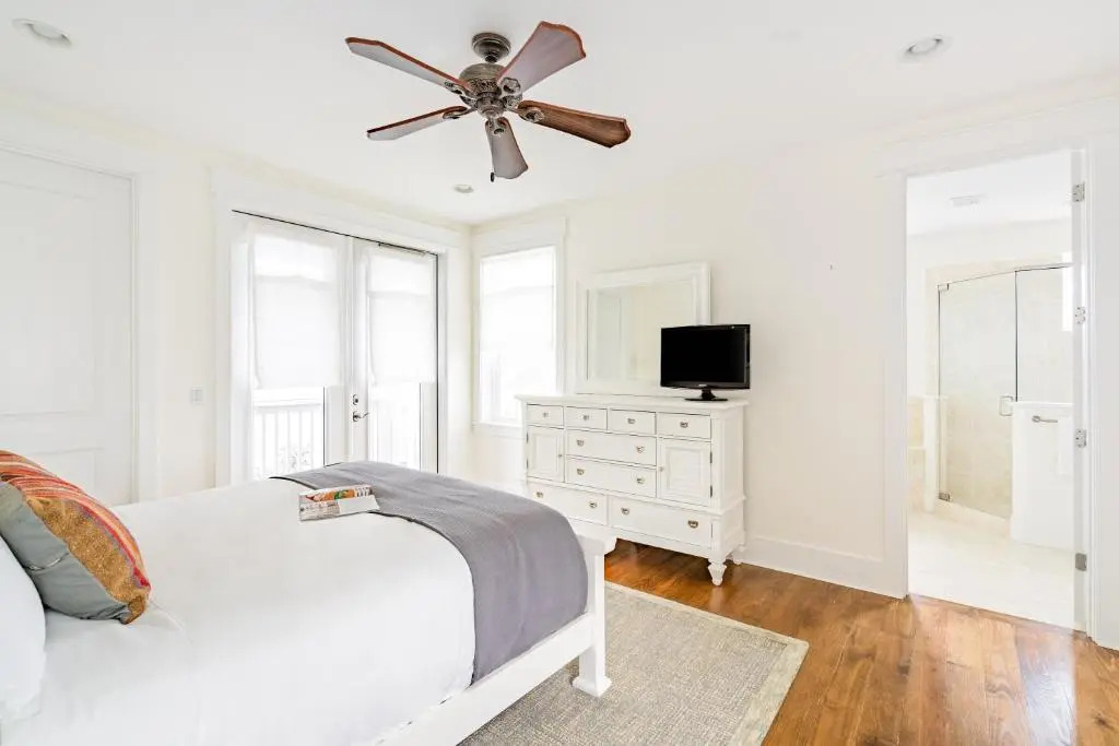 Pearl by Avantstay Idyllic Seaside Getaway w/ 2 Large Decks & Lush Garden