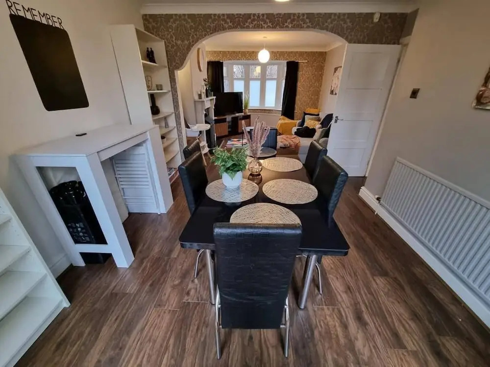 3 Bed Spacious House With Parking