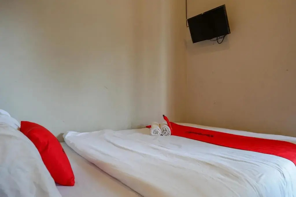 RedDoorz near Stasiun Tawang Semarang
