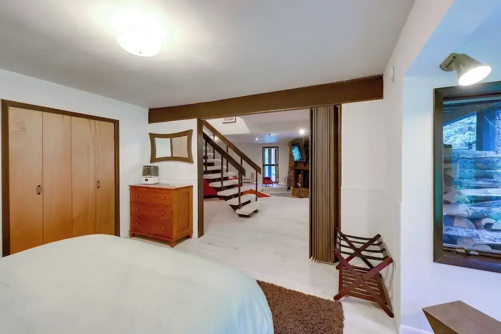 Mid-century Cabin: Creekside, Easy Access to I-70