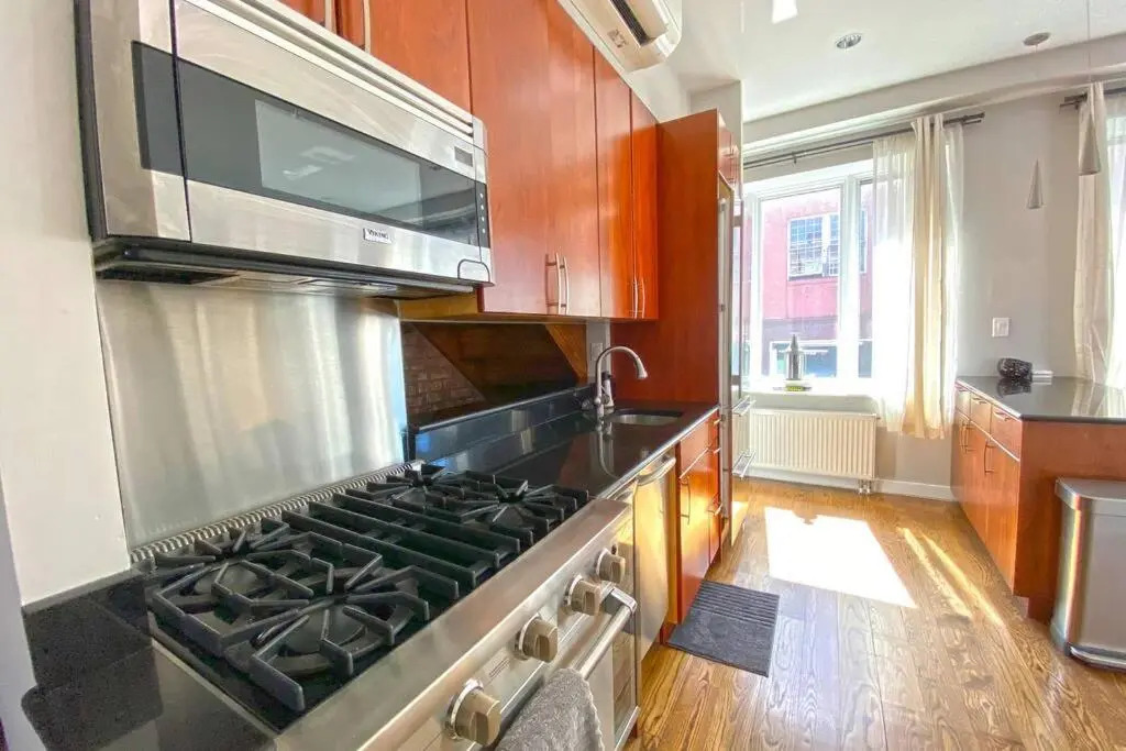 Beautiful 3 Bdrm 2 Bath Private Luxury Townhouse!