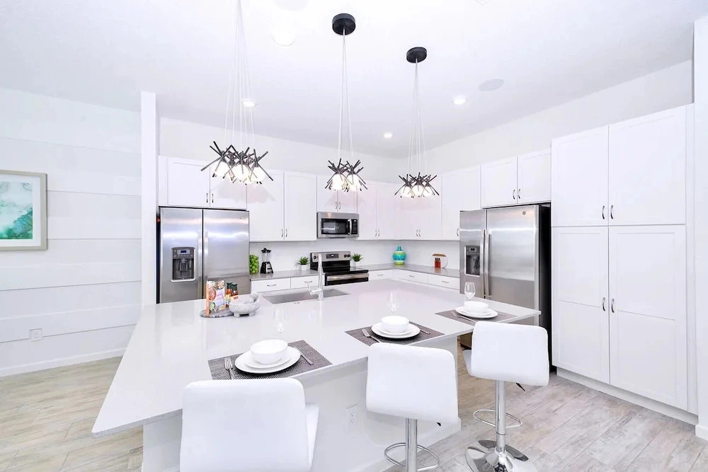 Upstay Mansion w Cinema, Games, Pool - Sleeps 24