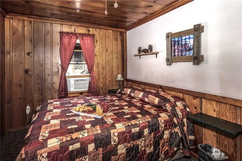 Apache Village 9, Queen Bed, Midtown, Pet Friendly, Sleeps 2