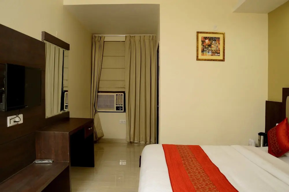 Collection O 4107 Hotel Aroma Inn