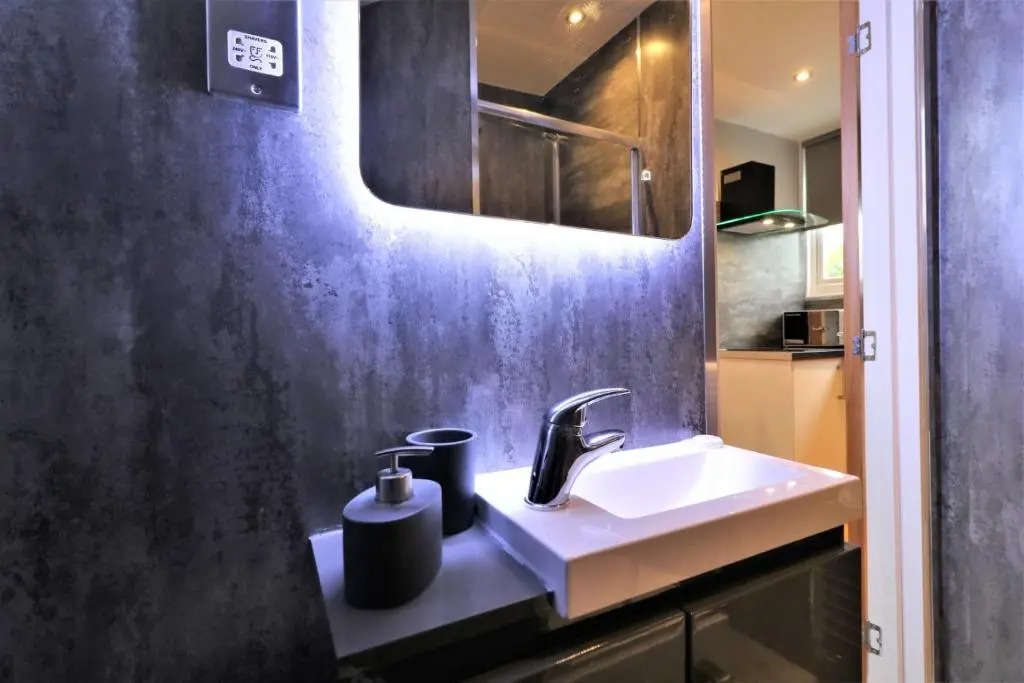 Signature - Lindin Cottage Room 4