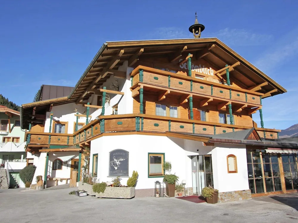 Spacious Holiday Home With Balcony, Sauna, Parking