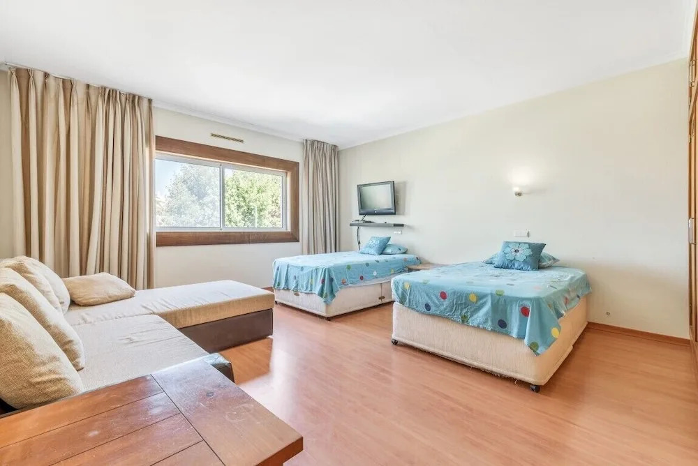 3 Bedroom Villa, Sleeps 6, with Pool, Air Con, WiFi & Walk to Shops