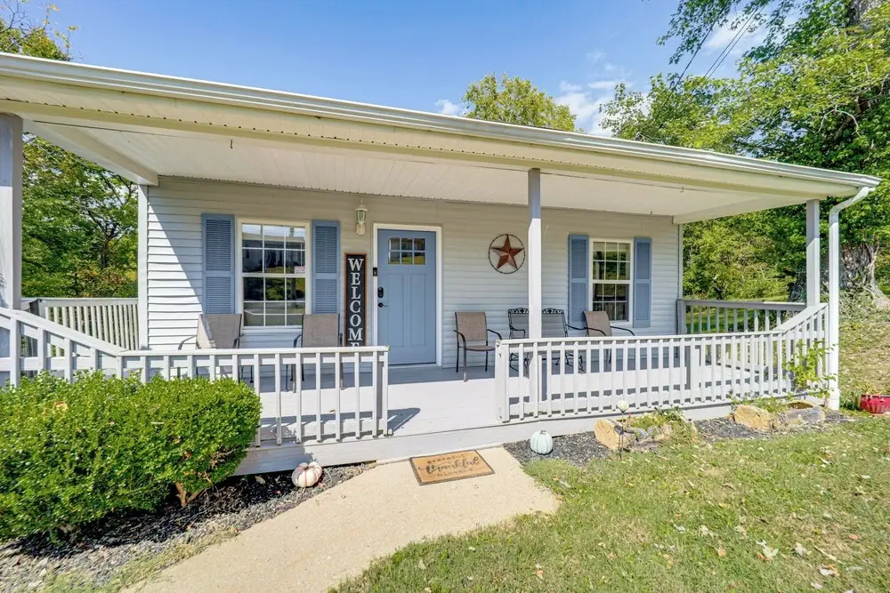 Walk to Main Street! Family Home in Williamstown