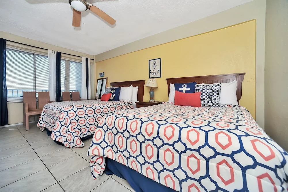 3rd Story Ocreanfront Studio W/views And A Pool 1 Bedroom Apts