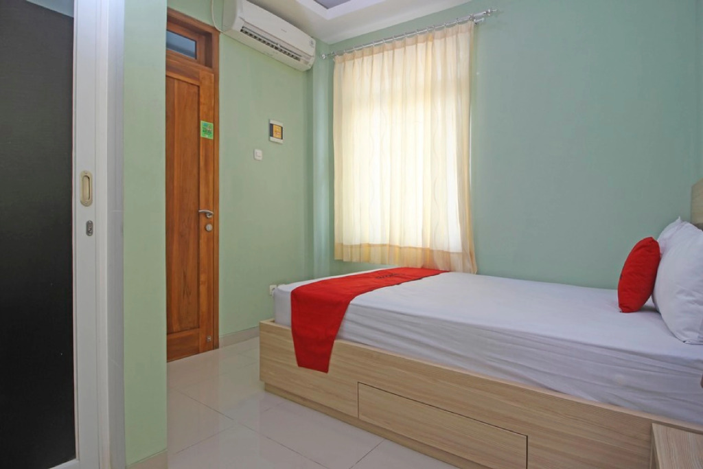 RedDoorz near Solo Balapan Station