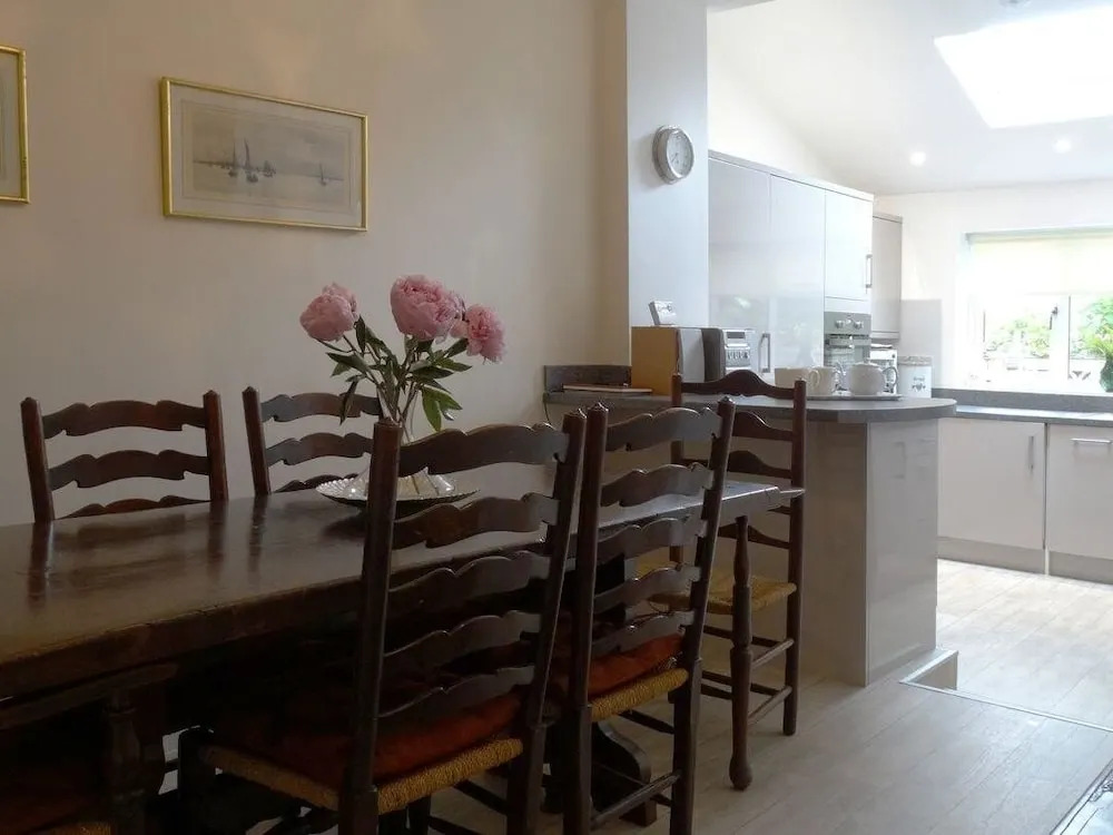 2 Carlton Mews
