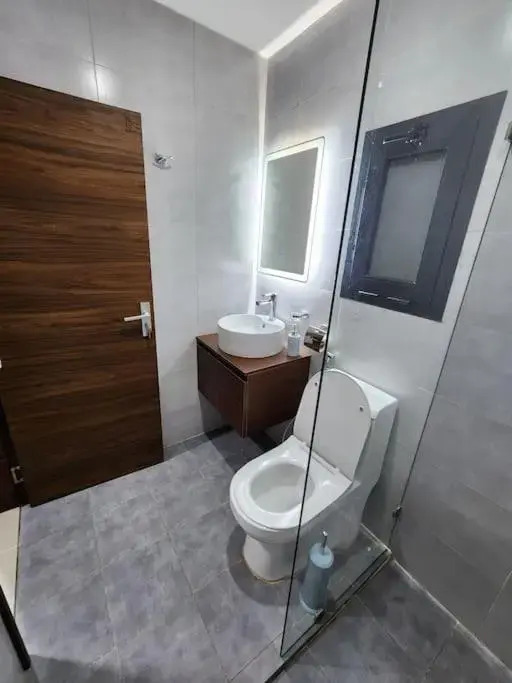 Modern 2-bedroom unit with pool and beach access