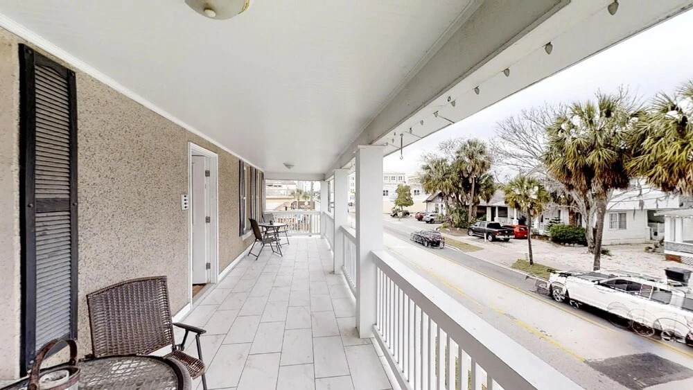 King Street 1 bedroom suite walk to Historic Downtown apts