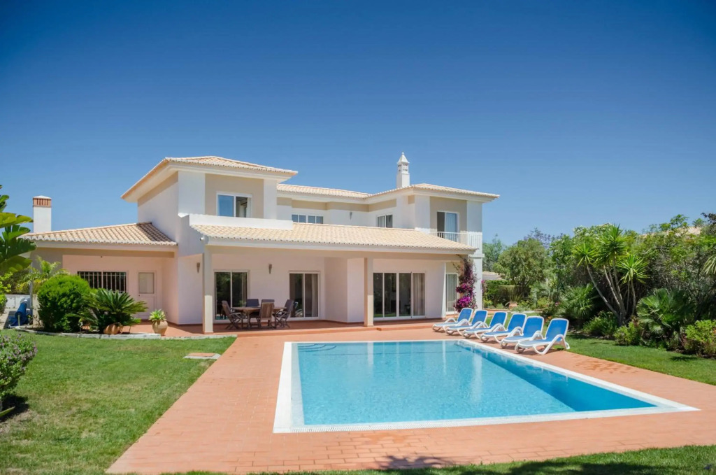 Villa Montanha, 4 Bedroom Villa, with swimming pool, loungers and alfresco dining, 10 min walk to the beautiful Praia da Luz Beach, Shops, Bars and Restaurants